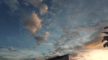 Uzaktaki renkli şafak gökyüzü görüntüsü