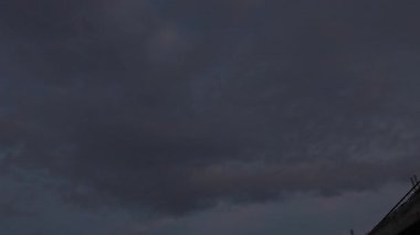 Uzaktaki renkli şafak gökyüzü görüntüsü