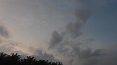 Uzaktaki renkli şafak gökyüzü görüntüsü