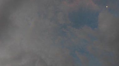 Uzaktaki renkli şafak gökyüzü görüntüsü