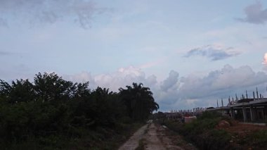 Uzaktaki renkli şafak gökyüzü görüntüsü