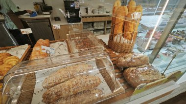 Perak, Malezya. 18 Mayıs 2025: Sitiawan 'daki Yiho pastanesi ve kafe dükkanındaki cam raflarda çeşitli pasta, ekmek ve hamur işleri sergileniyor ve satılıyor.