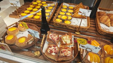 Perak, Malezya. 18 Mayıs 2025: Sitiawan 'daki Yiho pastanesi ve kafe dükkanındaki cam raflarda çeşitli pasta, ekmek ve hamur işleri sergileniyor ve satılıyor.