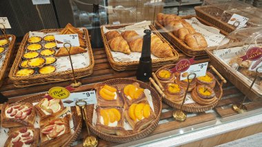 Perak, Malezya. 18 Mayıs 2025: Sitiawan 'daki Yiho pastanesi ve kafe dükkanındaki cam raflarda çeşitli pasta, ekmek ve hamur işleri sergileniyor ve satılıyor.