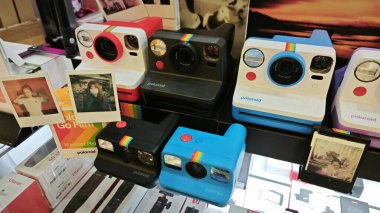 Perak, Malezya. 18 Mayıs 2025: Farklı instax polariod kamera modelleri, renkler ve boyutlar Aeon Mall, Sri Manjung 'daki mağazalardan birinde satışta..
