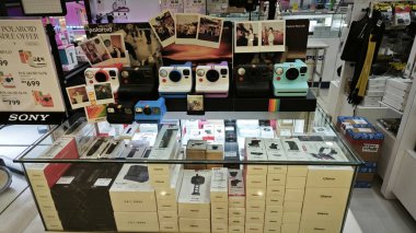 Perak, Malezya. 18 Mayıs 2025: Farklı instax polariod kamera modelleri, renkler ve boyutlar Aeon Mall, Sri Manjung 'daki mağazalardan birinde satışta..