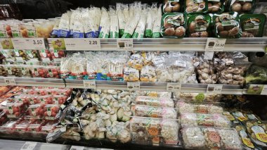 Perak, Malezya. 20 Mayıs 2025: Denizaşırı ve yerel mantar çeşitleri Aeon Sri Manjung Süpermarketinde satışa sunulmak üzere raflara paketlenmiştir..  