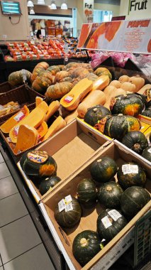 Perak, Malezya. 20 Mayıs 2025: Deniz aşırı ve yerel balkabaklarının çeşitleri Aeon Sri Manjung Süpermarketinde satışa sunulmak üzere raflarda plastik ambalaj ile paketlenmiştir..