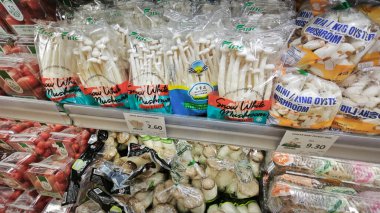 Perak, Malezya. 20 Mayıs 2025: Denizaşırı ve yerel mantar çeşitleri Aeon Sri Manjung Süpermarketinde satışa sunulmak üzere raflara paketlenmiştir..  