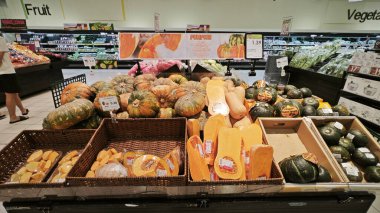 Perak, Malezya. 20 Mayıs 2025: Deniz aşırı ve yerel balkabaklarının çeşitleri Aeon Sri Manjung Süpermarketinde satışa sunulmak üzere raflarda plastik ambalaj ile paketlenmiştir..