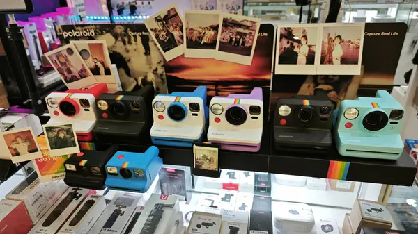 Perak, Malezya. 18 Mayıs 2025: Farklı instax polariod kamera modelleri, renkler ve boyutlar Aeon Mall, Sri Manjung 'daki mağazalardan birinde satışta..