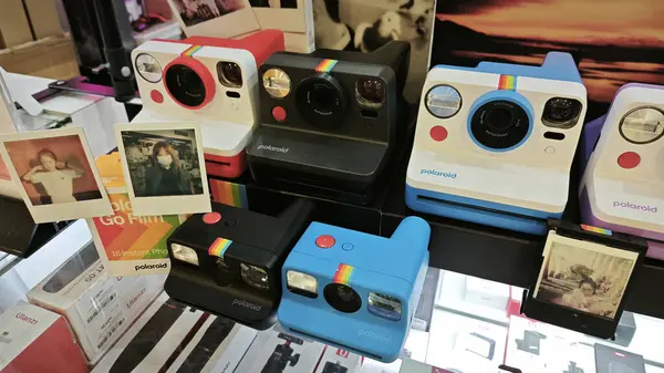 Perak, Malezya. 18 Mayıs 2025: Farklı instax polariod kamera modelleri, renkler ve boyutlar Aeon Mall, Sri Manjung 'daki mağazalardan birinde satışta..