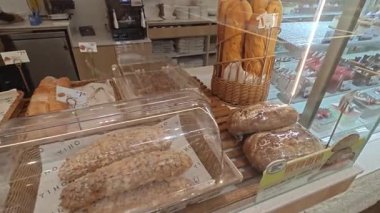 Perak, Malezya. 18 Mayıs 2025: Sitiawan 'daki Yiho pastanesi ve kafe dükkanındaki cam raflarda çeşitli pasta, ekmek ve hamur işleri sergileniyor ve satılıyor. 