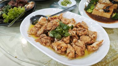 Limon soslu kızarmış tavuk eti..