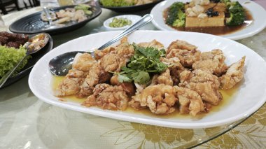 Limon soslu kızarmış tavuk eti..