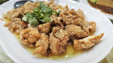 Limon soslu kızarmış tavuk eti..