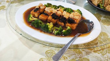 Karışık sebzeli ve midyeli kızarmış tofu kalıpları..