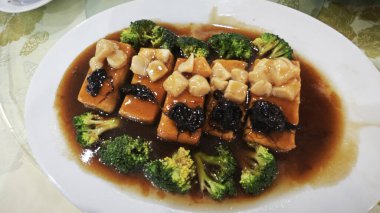 Karışık sebzeli ve midyeli kızarmış tofu kalıpları..