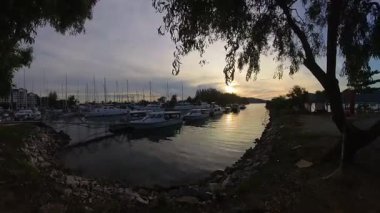 Feribot limanında günbatımının altıncı saatinin hızlandırılmış görüntüsü..