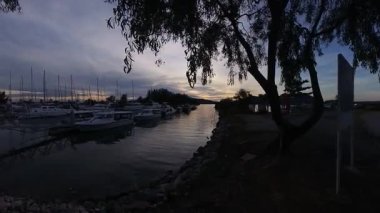 Feribot limanında günbatımının altıncı saatinin hızlandırılmış görüntüsü..