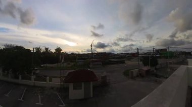 Perak, Malezya. 18 Mayıs 2025: Yapı vinç sahasının ön tarafındaki Kg Koh caddesinde akşam saatlerinde hava karardı.. 