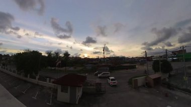 Perak, Malezya. 18 Mayıs 2025: Yapı vinç sahasının ön tarafındaki Kg Koh caddesinde akşam saatlerinde hava karardı.. 