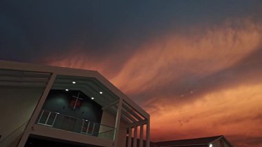 Uzaktaki renkli şafak gökyüzü görüntüsü.  