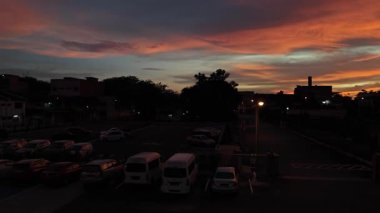 Uzaktaki renkli şafak gökyüzü görüntüsü.  