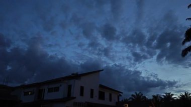 Uzaktaki renkli şafak gökyüzü görüntüsü.  