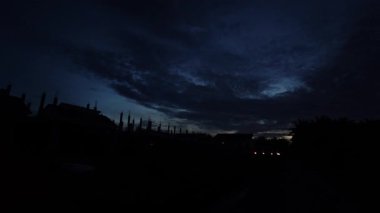 Uzaktaki renkli şafak gökyüzü görüntüsü.  