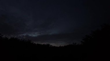 Uzaktaki renkli şafak gökyüzü görüntüsü.  