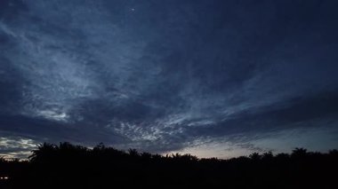 Uzaktaki renkli şafak gökyüzü görüntüsü.  