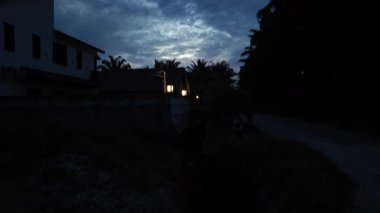 Uzaktaki renkli şafak gökyüzü görüntüsü.