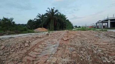 Kirli yolun yüzeyinde bilinmeyen araç tekerlek izleri var..