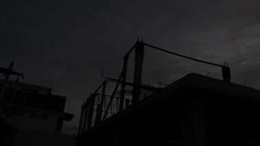 Uzaktaki renkli şafak gökyüzü görüntüsü.  