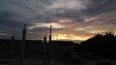 Uzaktaki renkli şafak gökyüzü görüntüsü.  