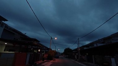 Yakınlardaki yerleşim bölgesinde kasvetli bulutlu gökyüzü. 