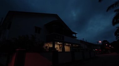 Yakınlardaki yerleşim bölgesinde kasvetli bulutlu gökyüzü. 