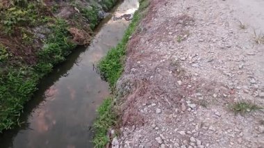 Şafak vakti güzel gökyüzü inşaat alanındaki dar kanalizasyon yolu boyunca. 