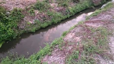 Şafak vakti güzel gökyüzü inşaat alanındaki dar kanalizasyon yolu boyunca. 