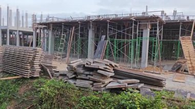 Şafak vakti güzel gökyüzü inşaat alanındaki dar kanalizasyon yolu boyunca. 