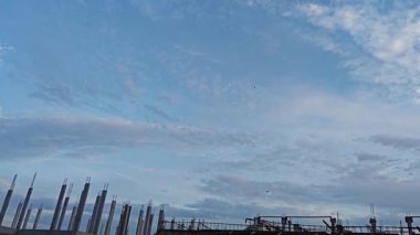 Şafak vakti güzel gökyüzü inşaat alanındaki dar kanalizasyon yolu boyunca. 