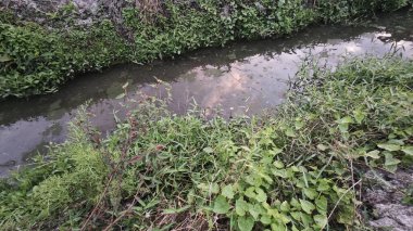 Şafak vakti güzel gökyüzü inşaat alanındaki dar kanalizasyon yolu boyunca.  