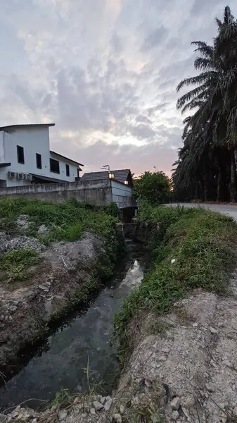 Şafak vakti güzel gökyüzü inşaat alanındaki dar kanalizasyon yolu boyunca. 