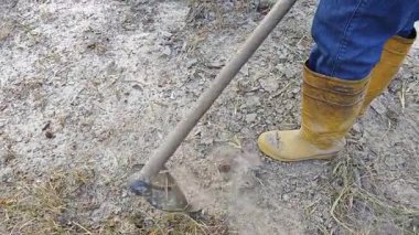 Perak, Malezya. 31 Mayıs 2025: Kg Koh Çiftliği 'ndeki eski çapayla toprağı kazan bilinmeyen bir adamın kısmi cesedi.