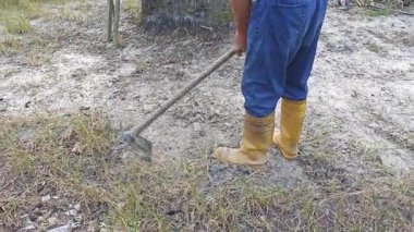 Perak, Malezya. 31 Mayıs 2025: Kg Koh Çiftliği 'ndeki eski çapayla toprağı kazan bilinmeyen bir adamın kısmi cesedi.