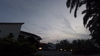 Yerleşim alanının dışındaki mavi saat gökyüzü.. 