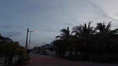 Yerleşim alanının dışındaki mavi saat gökyüzü.. 