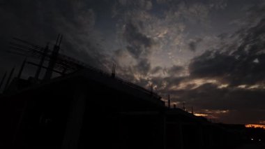 İnşaat alanında sabah bulutlu aydınlık altın saat.. 