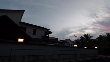 Yerleşim alanının dışındaki mavi saat gökyüzü.. 